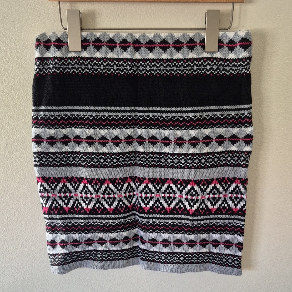 Elegant Black and Pink Patterned Mini Skirt